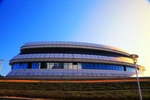 现代风格的大型建筑外观