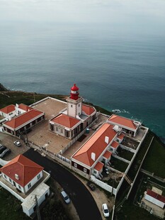 海岸边红顶建筑群与灯塔