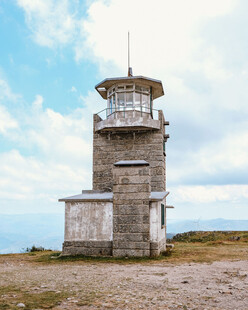 山顶古老瞭望塔