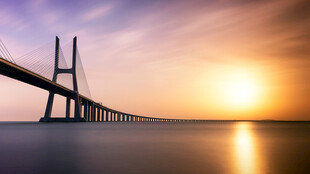 夕阳下的跨海大桥美景
