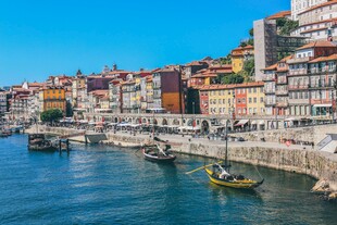 河畔多彩建筑与船只风景