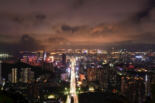 城市璀璨夜景俯瞰图