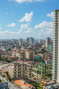 城市天际线与多彩建筑景观