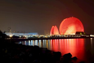 深圳湾夜景中的绚丽建筑