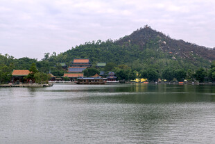 湖畔山峦间的中式景致