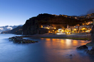 海边小镇夜景宁静美好