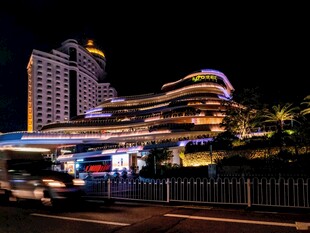 城市璀璨夜景中的建筑