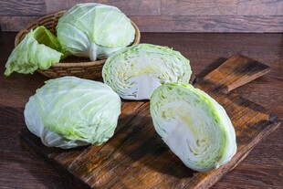 新鲜卷心菜置于木板上