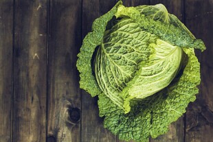 新鲜卷心菜置于木质背景