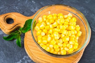 玻璃碗中的新鲜玉米粒