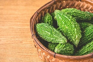 竹篮中的新鲜苦瓜
