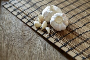 竹席上的新鲜大蒜