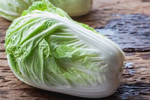 新鲜大白菜摆放在木桌上