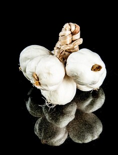 新鲜大蒜特写光泽诱人