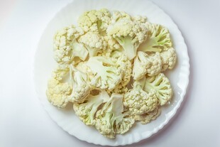 白色盘子里的新鲜花椰菜