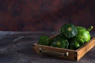 木盒中的新鲜绿色蔬菜