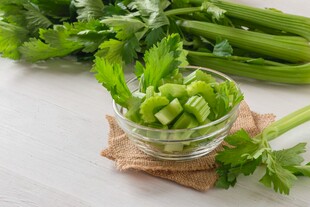 新鲜芹菜段翠绿诱人
