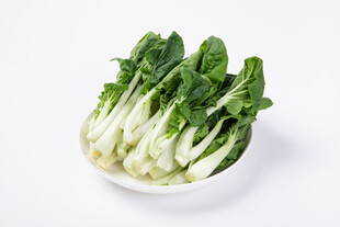 新鲜小白菜摆放在盘中