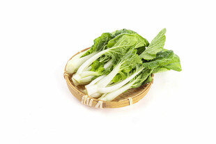 新鲜小白菜摆放在木盘上