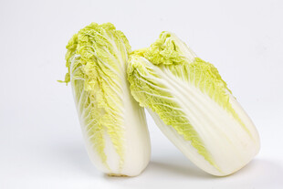 两颗鲜嫩小白菜