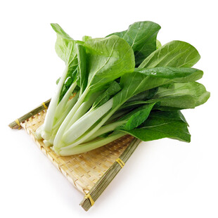 新鲜青菜摆放在竹制托盘上