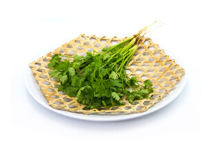 竹盘上的新鲜香菜