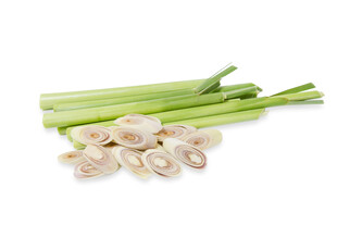 芹菜与切好的蘑菇食材
