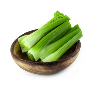 木碗中的鲜嫩芹菜