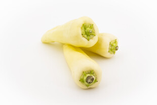 三根嫩白新鲜的茭白