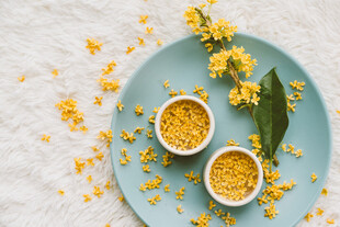 蓝色盘上的黄色桂花