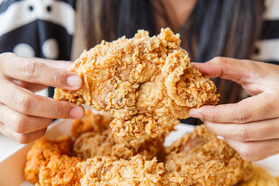 双手捧美味香脆大炸鸡