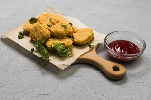 香酥蔬菜饼配番茄酱