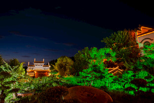 夜晚古建与翠绿灯光景观
