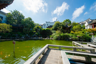中式园林湖畔美景