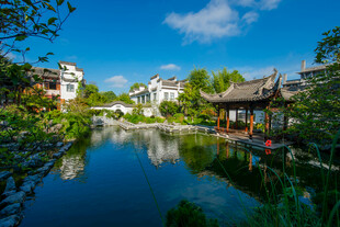 中式园林湖畔美景