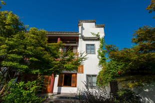 绿树环绕的别致两层住宅