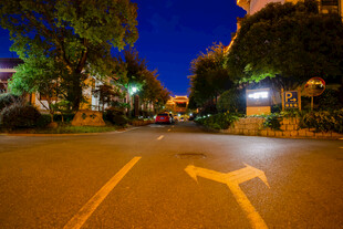 夜晚街道的箭头标识