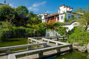 中式园林小桥流水景致