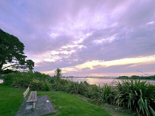 黄昏下的草地与远处海景