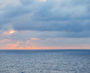 海上日落时分的壮丽景象