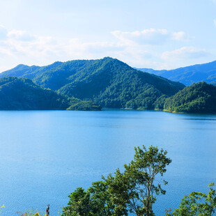 秀丽湖景与青山相映成趣