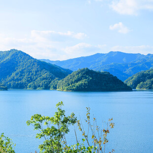湖光山色间的清新自然景