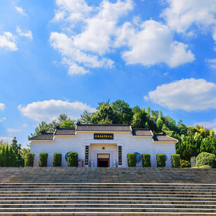 中式建筑前的开阔景观