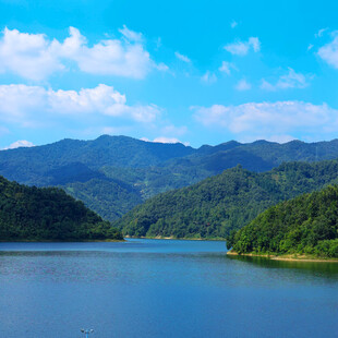 青山碧水间的秀丽湖景