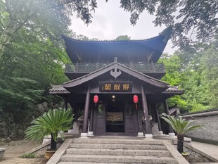 山林中的古朴中式建筑