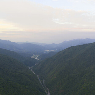 山谷间蜿蜒公路的壮丽景色