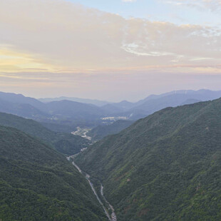 山谷晨曦美景