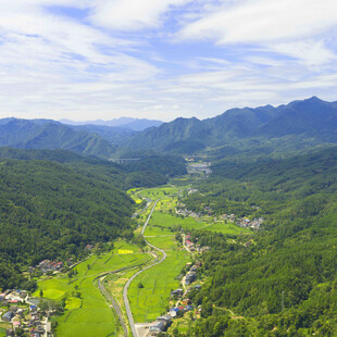 山间绿野美景俯瞰