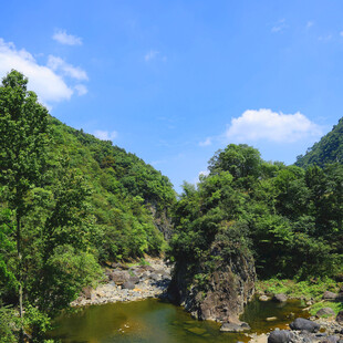 青山绿水间的秀丽自然景观
