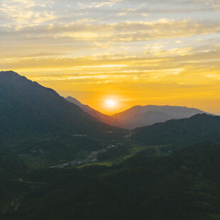 山间壮丽日出美景